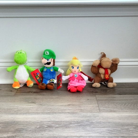 Nintendo Super Mario Bros Lot Of 4 Plush Mario Yoshi Princess Peach Donkey Kong - Picture 1 of 6